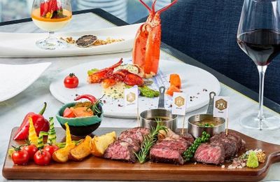 Ăn tối dưới pháo hoa dịp 30/4 tại TP.HCM