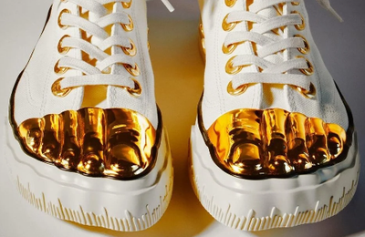 Có gì ở đôi sneakers dát vàng?