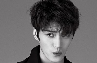 Kim Jae Joong đổ bộ Tân Sơn Nhất: Bịt kín mít vẫn cực "hack tuổi", hóa "chiến thần chào hỏi" từng fan một!
