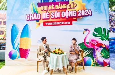 Du khách đội nắng chen chân săn tour tại Ngày hội du lịch TP.HCM