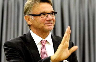 HLV Troussier về nước, khép lại hành trình buồn cùng bóng đá Việt Nam