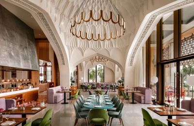 Bên trong resort 90 hồ bơi, thức ăn dát vàng tại Dubai