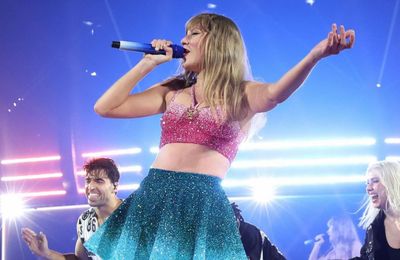 Taylor Swift đưa trend thời trang lấp lánh trở lại với các trang phục biểu diễn The Eras Tour