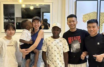 Hoa hậu Thùy Tiên hội ngộ Quang Linh Vlogs, lên tiếng về tin đồn tiêu cực