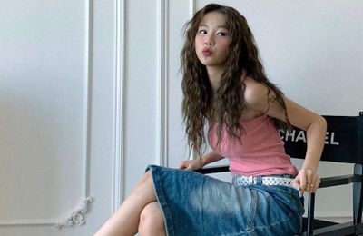 Chân váy bò dài mặc với áo gì? 10+ cách mix & match trendy