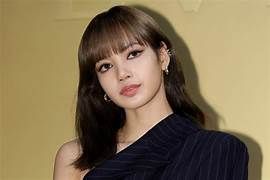 Lisa (BLACKPINK) trở về với mái tóc tự nhiên khi yêu