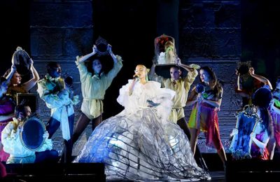 Ariana Grande cùng Cynthia Erivo biểu diễn tại Met Gala
