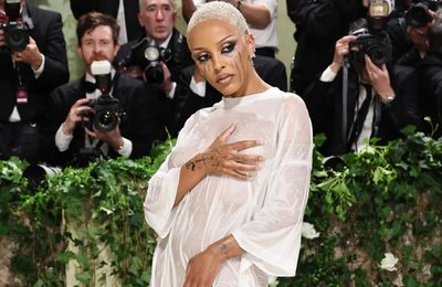 Doja Cat quấn khăn tắm, mặc đồ ướt dự Met Gala 2024