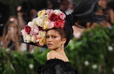 Đồng chủ tịch Met Gala Zendaya hậu thuẫn John Galliano