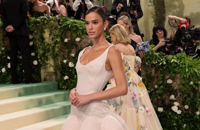 Bruna Marquezine sánh vai huyền thoại Uma Thurman trong đầm hoa Tory Burch