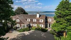 Một ngôi nhà ở Cape Cod trị giá 13 triệu đô la mang trong mình vẻ quyến rũ của thời đại đã qua được niêm yết lần đầu tiên sau 50 năm