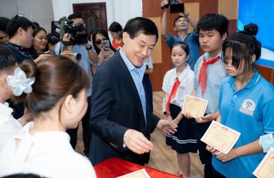 Ông Johnathan Hạnh Nguyễn trao học bổng trị giá 3,6 tỷ đồng cho học sinh, sinh viên vượt khó