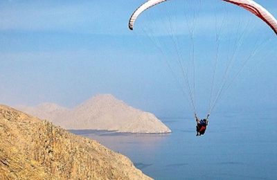 Resort nào đón khách check-in bằng dù lượn?