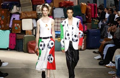 Moschino SS25: Những rung cảm được đánh thức tại chân trời mới