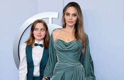 Angelina Jolie đưa con gái út Vivienne lên thảm đỏ lễ trao giải Tony