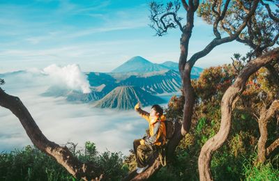 Chán không gian yên bình, chàng trai Việt vi vu khám phá núi lửa nghi ngút khói