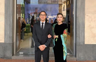 Vợ chồng Tăng Thanh Hà hẹn hò ở nhà hàng tại Italy