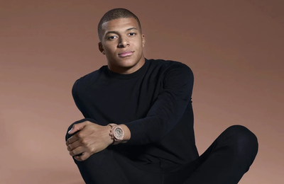 Đồng hồ kim cương trên cổ tay Mbappe