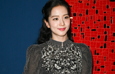 Jisoo vừa là công chúa, vừa là nữ hiệp sỹ khi dự show Dior Haute Couture Thu Đông 2024