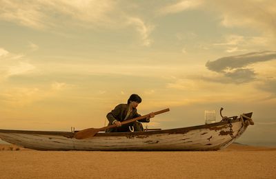 Đen trở lại với teaser MV không nhạc, cảnh chèo thuyền trên cát gây tò mò