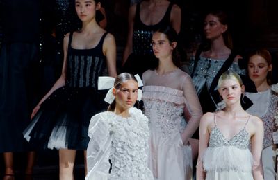CHANEL FW24 HC: Vẻ đẹp của thời trang cao cấp qua vở Opera tại nhà hát Paris thế kỷ 19
