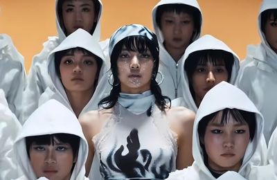 LISA TRỞ LẠI VỚI MV “ROCKSTAR”, KHẲNG ĐỊNH VỊ THẾ NGÔI SAO TOÀN CẦU QUA TRANG PHỤC MÃN NHÃN