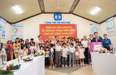 Ông Johnathan Hạnh Nguyễn tặng 1 tỷ đồng cho Quỹ Bảo trợ Trẻ em Việt Nam trong lễ phát động tháng hành động vì trẻ em 2024