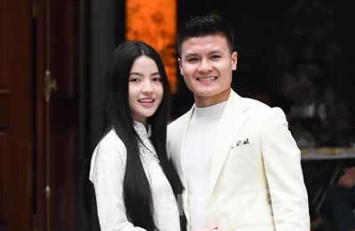 Quang Hải ghi điểm với hành động tinh tế trong lúc đưa bà xã đi sinh