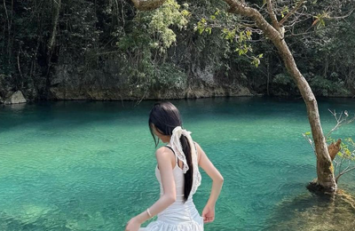 Dòng suối ở miền Bắc được ví là ''trái tim xanh'' giữa núi rừng: Nước màu xanh ngọc nhìn được tới đáy, giới trẻ ùn ùn kéo đến check-in