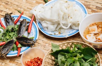 Món bánh cuốn có cả côn trùng của người Việt: Ai không quen nhìn chẳng dám ăn, nghe giá mới bất ngờ