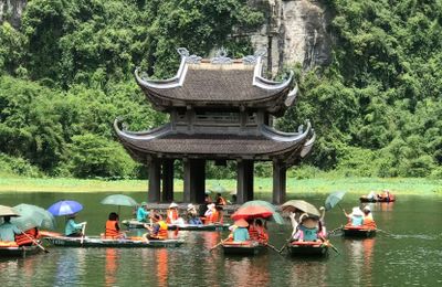 Ngẩn ngơ trước cảnh non nước hữu tình của Tràng An ngày hè
