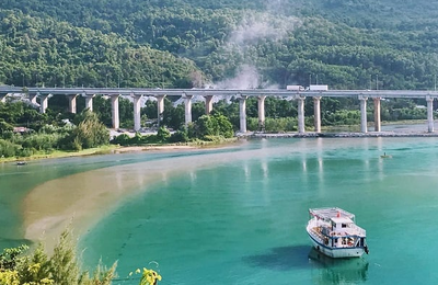 Việt Nam có 1 điểm đến lọt top vịnh đẹp nhất thế giới, cách thành phố chỉ 25km, được ví như "chốn bồng lai tiên cảnh"