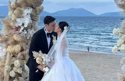 Thủ môn Đặng Văn Lâm và bà xã nói lời thề nguyện trong hôn lễ