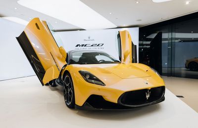 Lương Bằng Quang và Ngân 98 tậu xế Maserati MC20 Cielo đầu tiên tại Việt Nam