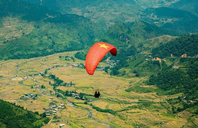 Giới trẻ lên đỉnh Khau Phạ nhảy dù, bay cùng màu cờ Tổ quốc