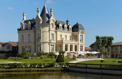 Château pháo đài, cao đài, lâu đài và… tượng đài