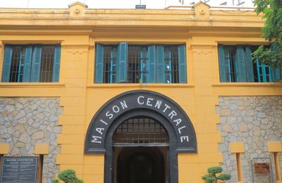 Đoàn khách của tỷ phú Ấn Độ check-in Hỏa Lò, muốn uống cà phê