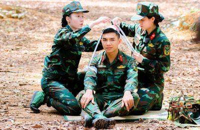 Sao nhập ngũ tập 4: Cõng thương binh 75kg, Uyển Ân được tuyên dương