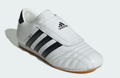 Soi tủ đồ sao từ trong nước đến quốc tế: Bật mí đôi giày adidas được Jennie lẫn Mono ưu ái