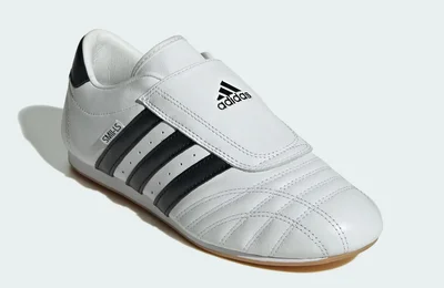 Soi tủ đồ sao từ trong nước đến quốc tế: Bật mí đôi giày adidas được Jennie lẫn Mono ưu ái
