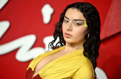 Charli XCX mang năng lượng Brat Girl vào chiến dịch H&M sắp ra mắt