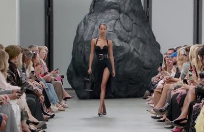 Michael Kors SS25: 35 năm tay nghề thủ công và kỹ nghệ tinh xảo của nước Ý