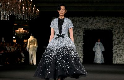 Richard Quinn RTW SS25: Công trình đồ sộ của những chiếc váy cưới cao cấp