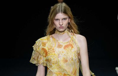 Versace Spring 2025 – Niềm vui của những năm 90