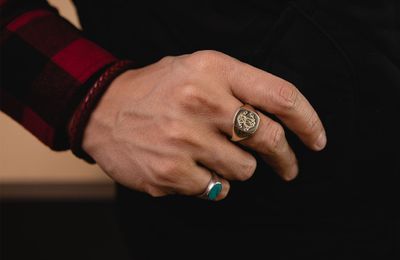 Nhẫn signet: Từ biểu tượng quyền lực đến phụ kiện cá tính
