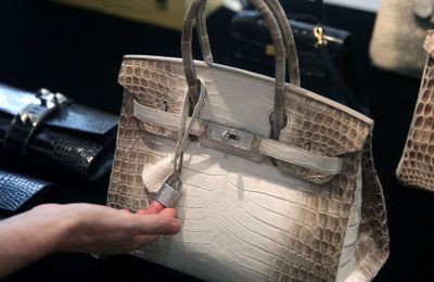 Hermès "bạch tạng" được làm kỳ công đến mức nào mà được coi là "chén thánh" giới sưu tập, có tiền không chắc mua được?