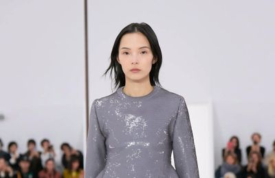 Loewe SS25 RTW: Jonathan Anderson tái hiện thế kỷ 19 của Loewe