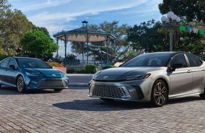 Chi tiết Toyota Camry Hybrid 2025