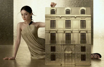 Địch Lệ Nhiệt Ba, nữ thần vàng ròng trong Dior Haute Couture