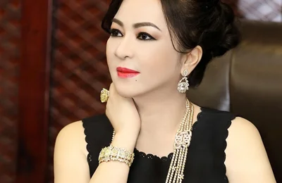 CĐM ‘choáng váng’ khi nghe giá loạt đồ trang sức bà Phương Hằng đeo trong phiên livestream ngày 29/9